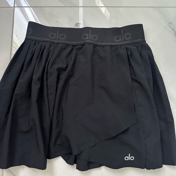ALO Yoga Black Performance Shorts - Picture 1 of 3